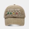 Detail van het MY SOCIAL BATTERY borduursel op een vintage gewassen katoenen pet - Verstelbaar / Khaki
