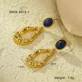 Dettaglio macro di orecchini geometrici in acciaio con pietre blu e dimensioni - Orecchini pendenti geometrici irregolari (NMSE-A818-1) / Oro con pietra blu profondo