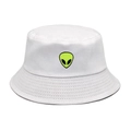 Gros plan sur un bob en coton blanc avec une broderie détaillée de tête d'alien vert néon - M (56-58cm) / Blanc
