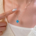 Detalle de colgante estrella con gema azul y cristales micro-pave en cadena de plata - Estilo de Estrella de Cinco Puntas con Estrás Azul (Bañado en Oro Blanco DZ-782)