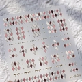 Stickers ongles losanges rose et bleu avec détails dorés et nœuds, modèle M-804 - Style Noeud Papillon Argyle (M-804)