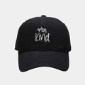 Detalle del bordado be kind en gorra de algodón negro con diseño de pequeño corazón - M (56-58cm) / Negro