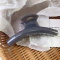Grande molletta per capelli grigia curva minimalista con finitura PC lucida - Grigio lucido