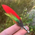Broche en plumes de paon pour hommes avec accents rouges et verts sur épingle argentée - Pois Rouge Vert Noir (Style 4)