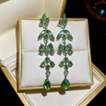 Détail de boucles d'oreilles pendantes en cristal vert sur un support à bijoux - 44# Tige en argent - Argent - Vert - Style goutte d'eau