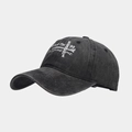 Detalle del bordado de cruz y texto religioso en gorra de algodón lavado - Ajustable / Negro