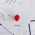 Detalle de un colgante de cristal de baya roja de 19x13mm con aro dorado para joyería DIY - Baya Roja
