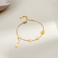 Detailopname van een gouden armband met vijf gepolijste ronde schijven en een karabijnsluiting - Ronde Schijf(S723)