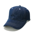 Dettaglio del berretto da baseball in denim blu scuro con cuciture bianche a contrasto - M (56-58cm) / Blu Notte
