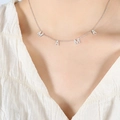 Collar minimalista de plata con letras MAMA para madres en una cadena fina - 40+5cm / Color Acero