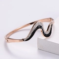 Bracciale a onde in acciaio oro rosa con strass bianchi e neri incastonati - Oro rosa