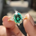 Anello vintage dorato stile francese con gemma verde ovale e pietre brillanti - US 6 / Oro/Verde