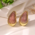 Dettaglio macro di orecchini a goccia in oro 18K con pavé di zirconi rossi - Zirconia Rossa (44745)