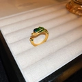 Makroaufnahme eines 18K vergoldeten Drachenrings mit Emaille-Schuppen und offenem Design - Emaille-Drachenstil (24# Gold Emaille Drache)