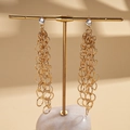 Detailansicht goldener mehrlagiger Kreis-Quasten-Ohrringe mit einem Zirkonia-Stecker - Gold