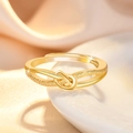Elegante anillo de nudo en plata S925 dorada con texturas mate y pulida de lujo - Dorado