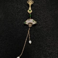 Détail de la broche en forme d'éventail avec jade, perles et glands en soie dorée - Éventail Pliant Bambou