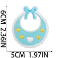 Dettaglio toppa ricamata a forma di bavaglino blu con cuori, misura 6cm x 5cm per neonati - Stile Bavaglino con Fiocco (C23XX-076-21)