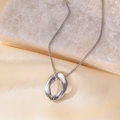 Dettaglio della collana con ciondolo ovale ritorto argento su pietra bianca e seta beige - Collana Ovale Argento Cava