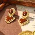 Boucles d'oreilles vintage cœur et ovale en émail marron avec bordure perlée - Style Pierre Précieuse Coeur Marron et Ovale (2-25683C-5800)