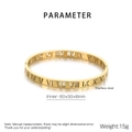 Dettaglio macro di un bracciale in acciaio dorato 6mm con numeri romani traforati - Oro