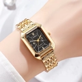 Gros plan sur une montre carrée dorée de luxe avec cadran noir et bracelet métallique - Couleur Or Noir