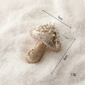 Pendaglio natalizio a fungo dorato con perle bianche e cordino argento, 8 cm - Fungo Dorato