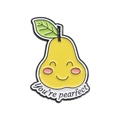 Cartoon-Birnen-Emaille-Anstecker mit 'You're pearfect' Text und rosa Wangen auf weißem Grund - Birne (You're pearfect)