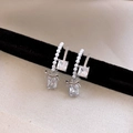 Pendientes plateados con perlas, lazos y circonitas cuadradas sobre terciopelo negro - Plateado
