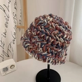 Sombrero de pescador de punto grueso en hilo azul, rojo y crema sobre soporte - Adulto (56-58CM) / Mezcla de Café y Rojo