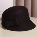 Détail d'un chapeau cloche en laine avec dentelle noire et nœud élégant - M(56-58CM) Réglable / Violet