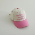 Gros plan détaillé du lettrage brodé rose sur une casquette bicolore beige et rose enfant - 52-54cm / Rose
