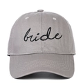 Dettaglio del ricamo nero bride su un cappellino in cotone grigio di alta qualità - Regolabile / Grigio