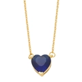 Makro-Detail des herzförmigen blauen Saphiranhängers mit Goldfassung und feiner Kette - Blau