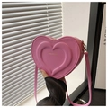 Détail du sac cœur rose en cuir PU avec design double couche et lettrage doré élégant - Rose