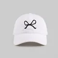 Gorra de béisbol blanca con lazo negro bordado y visera curva para mujer - Gorra de Béisbol con Bordado de Lazo Lineal / Blanco