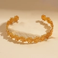 Minimalistische gouden opengewerkte armband met klaverpatroon en glanzende afwerking - Hol Bloem Ontwerp / Goud