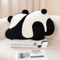 Cartoon-Panda-Plüschkissen aus schwarz-weißem Teddy-Fleece auf einem Sofa - Liegendes Kissen Decke Set / 58cm Kissen + 80x100cm Decke (0.85kg)