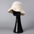Gros plan détaillé sur la texture tissée fine d'un chapeau de soleil beige pour femme - M(56-58cm) / Blanc Cassé