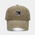 Détail de la broderie chat noir assassin sur une casquette vintage délavée - Kaki
