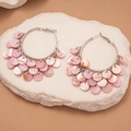 Pendientes de aro bohemios con discos de concha rosa y agujas de plata para la playa - Poste de pendiente de plata - Rosa