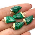 Pendenti in malachite verde a forma di peperoncino con gancio dorato sulle dita - 10x20mm / Malachite / Verde