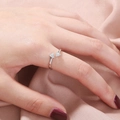 Anillo abierto plateado elegante con triángulos de circonitas sobre fondo de seda - Triángulo Ajustable Abierto / Plateado
