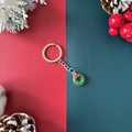 Porte-clés de Noël avec pendentif couronne verte, nœud rouge et décor de fête - Couronne de Noël