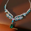 Primer plano detallado de un collar vintage con un gran colgante de cristal verde en forma de gota - Collar / Plata-Azul