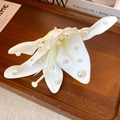 Épingle à cheveux élégante en tissu lys blanc ornée de perles délicates pour coiffure - Pince À Bec De Canard N° 43 - Blanche (à L'unité)