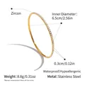 Dettaglio del bracciale in acciaio dorato e zirconi con misura del diametro interno 6,5 cm - 6.5cm / Oro