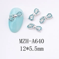 Détail du bijou d'ongle en métal argenté avec strass bleus et dimensions 12x5.5mm - Style Nœud Papillon (A640)