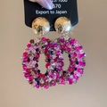 Detailaufnahme von ovalen Kristallperlen-Creolen mit goldfarbenem strukturiertem Stecker - Silber-Ohrstecker - Rosa