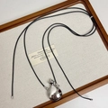 Pendentif flacon de parfum argenté sur un cordon noir réglable de style minimaliste - Style de Traction / Bouteille d'Argent
